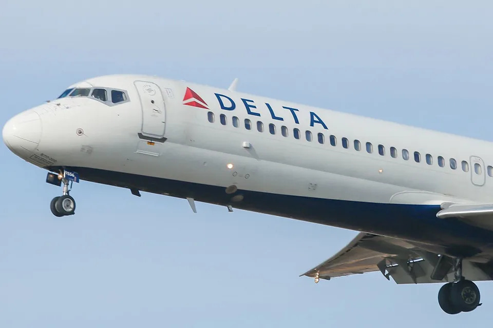 Delta Flight 2557 Makes Emergency Return After Passenger Attempts to Enter Cockpit — ATC Audio, Cabin Video Show Chaos