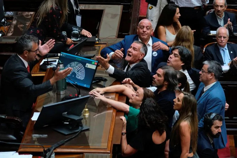 Reforma rada Mileija na prekretnici: Donji dom glasa dok sindikati paralizuju Argentinu