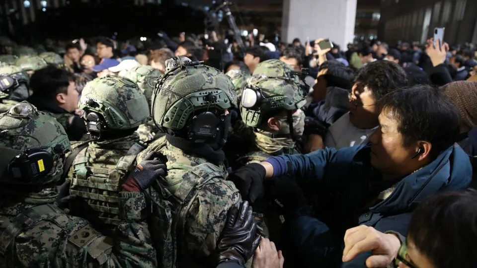 Južna Koreja: Bivši predsednik Yoon Osuđen Za Vođstvo Ustankom, Doživotni Zatvor