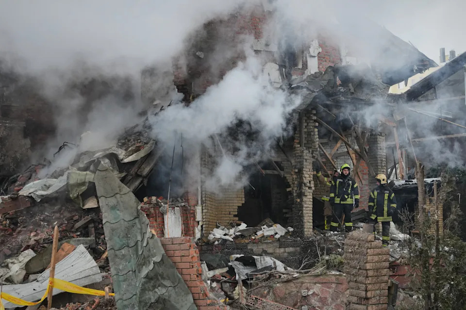 Noćni ruski napadi pogodili predgrađa Kijeva — jedna poginula, osam izvučeno iz ruševina