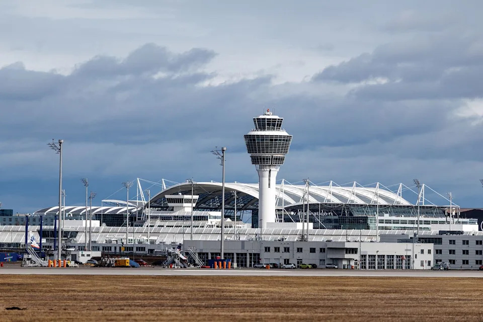Heavy Snow Strands About 500 Passengers Overnight at Munich Airport After Flights Canceled
