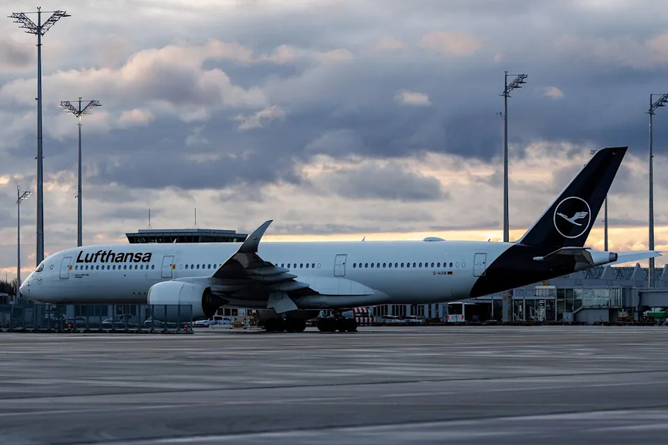 Heavy Snow Strands About 500 Passengers Overnight at Munich Airport After Flights Canceled