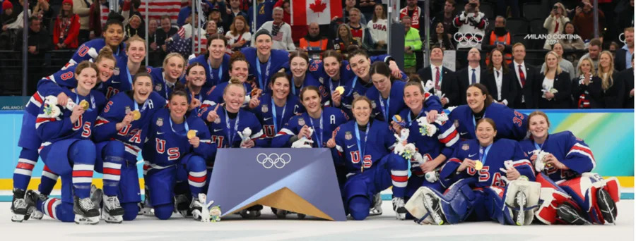 Provera Činjenica: Lažna Fotografija Prikazuje Ženske Hokejaške Timove SAD i Kanade Uz Navodnu Posetu Premijeru