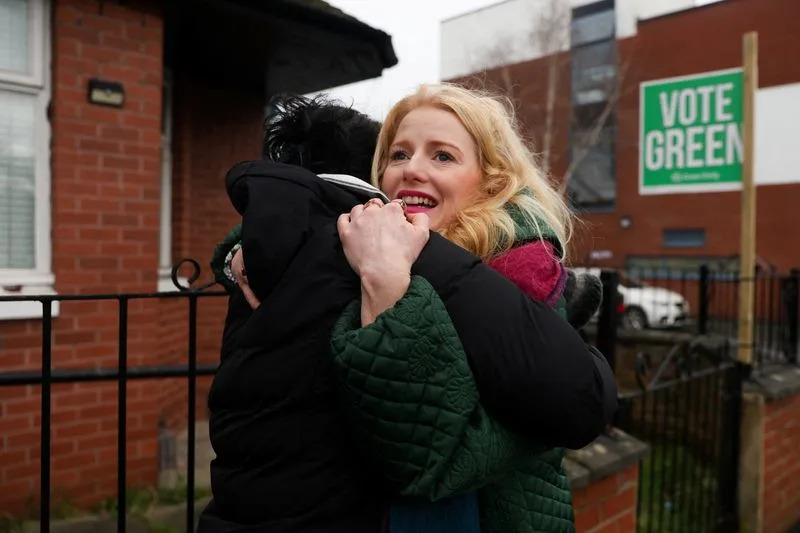 Šok U Mančesteru: Zeleni Ruše Laburiste — Starmer Pod Pritiskom