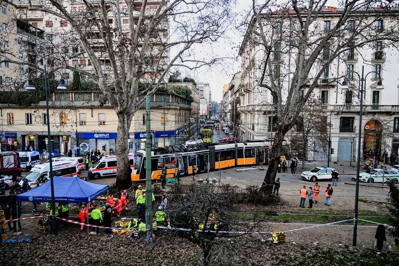 Tragedija u Milanu: tramvaj iskočio iz šina kod Centralne stanice — dvoje poginulo, oko 40 povređeno