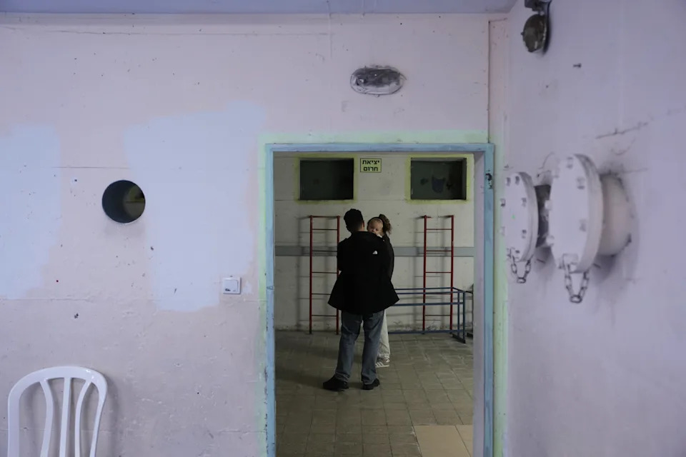 Projektil Ciljao Sedište Pete Flote SAD u Bahreinu; SAD i Izrael Izveli Udare Na Iran — Eksplozije U Teheranu