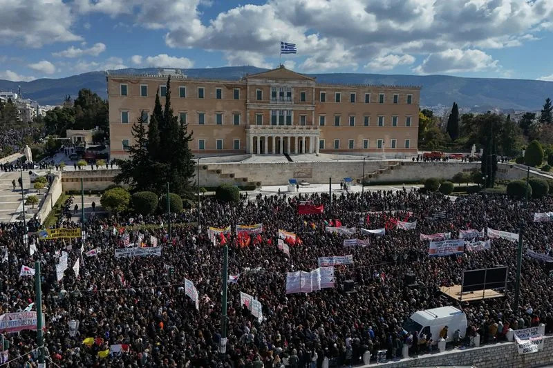 Desetine hiljada u Atini obeležile godišnjicu pogubnog sudara vozova — suđenje počinje 23. marta