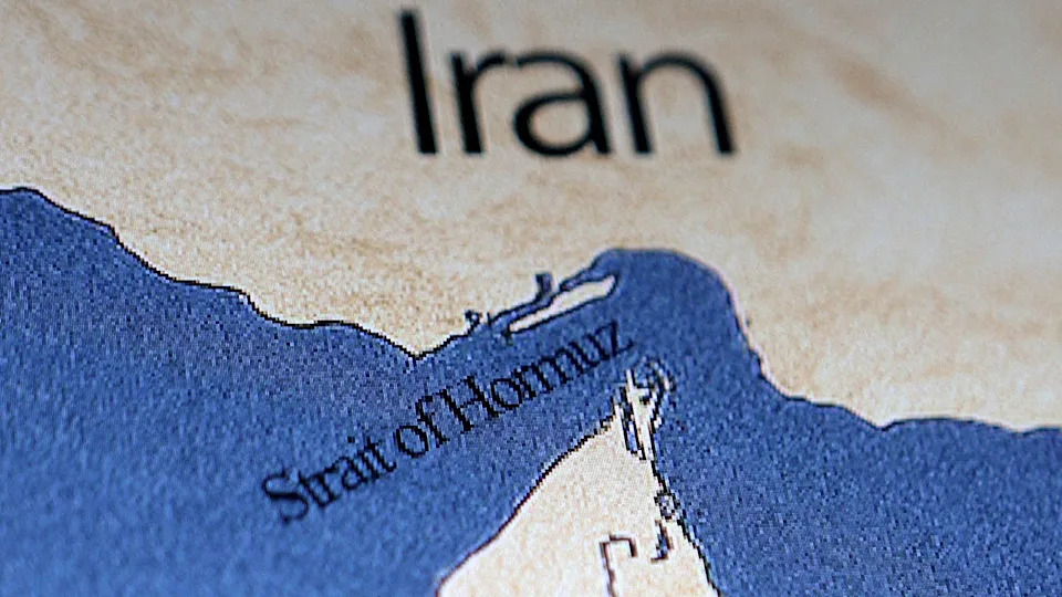 Hormuz Buknuo: Napadi, Ometanje GPS‑a i Pretnje Hutija Nakon Vazdušnih Udara SAD i Izraela