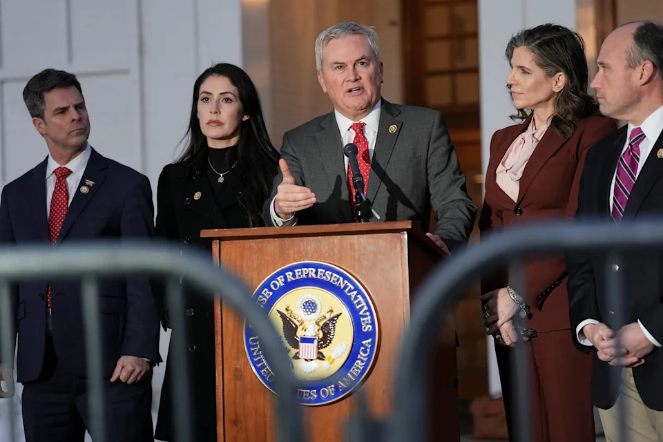 Objavljeni Snimci Bila i Hilari Klinton o Epstajnu — Šta Su Rekli Pred Odborom