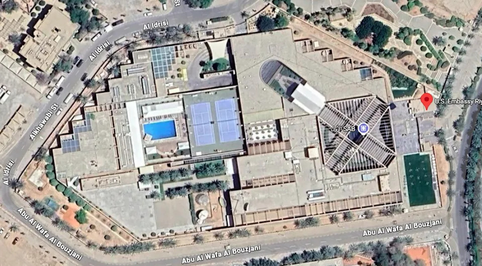 Provera: Viralna fotografija ambasade SAD u Rijadu u plamenu je laž — slika 99,7% AI-generisana