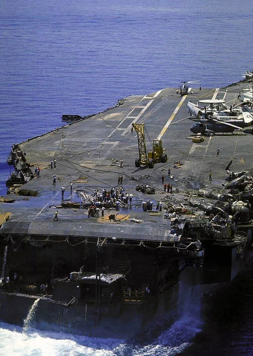 Lažna fotografija: Slika ne prikazuje oštećenje na USS Abraham Lincoln — potiče iz 1967. (USS Forrestal)