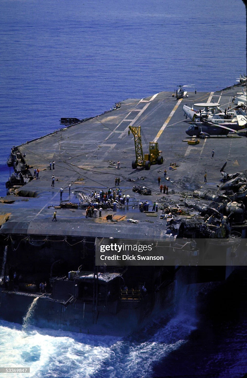 Lažna fotografija: Slika ne prikazuje oštećenje na USS Abraham Lincoln — potiče iz 1967. (USS Forrestal)