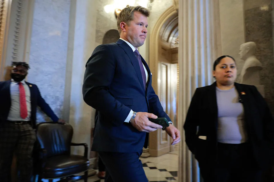 Sen. Tim Sheehy Aids Capitol Police in Removing Anti‑War Protester — Video Shows Man's Hand Caught in Door Frame