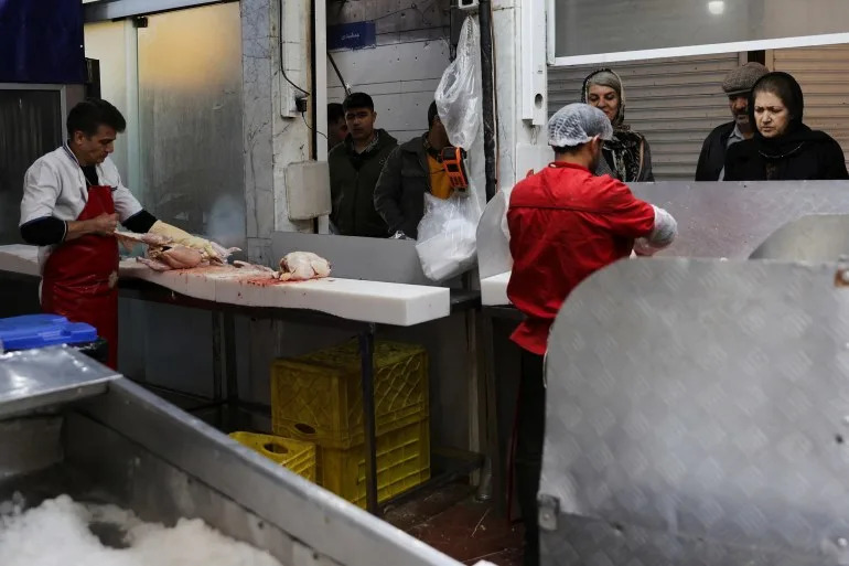 Teheran Pod Bombama: Internet Ugašen, Građani Se Snalaze Usred Skoka Cena i Nestašica