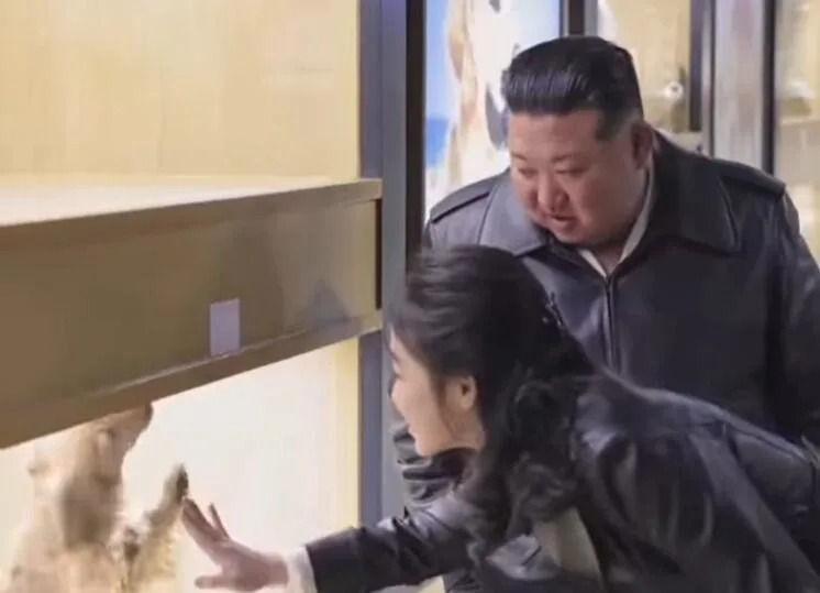 Kim Jong Un Prikazan Kao Ratnik i Porodični Čovek: Razarač „Choe Hyon“ I Viralni Video Sa Štencima