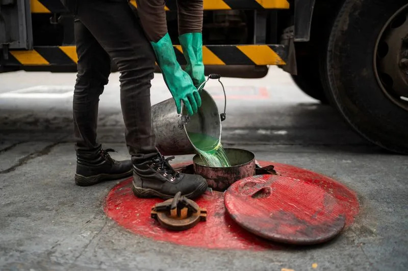 Kriza U Iranu Pogurala Cene Nafte: Brent Skočio 25% Dok Vlade Razmatraju Otpuštanje Rezervi