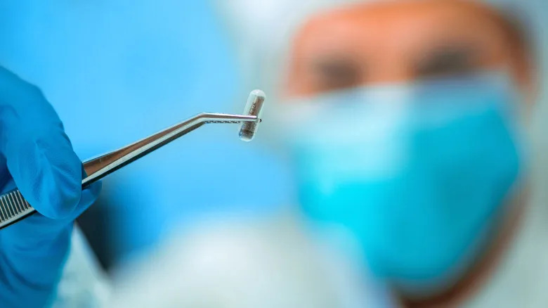 Vašington Zabranuje Prisilnu Implantaciju Mikročipova Zaposlenima — Zakon Čeka Potpis Guvernera