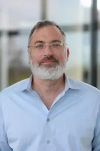 Yale SOM Produbljuje Veze Sa Inženjerstvom i Obučava Novu Generaciju Tehnički Pismenih Lidera