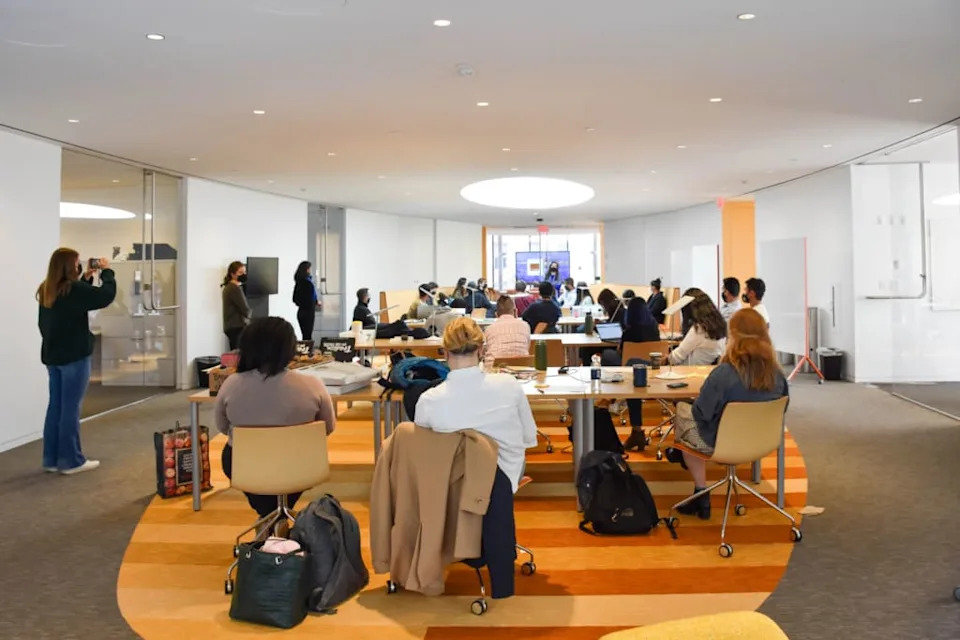 Yale SOM Produbljuje Veze Sa Inženjerstvom i Obučava Novu Generaciju Tehnički Pismenih Lidera