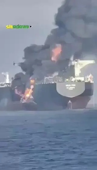 Provera činjenica: Video ne prikazuje američki tanker pogođen Iranom — snimak je iz sudara tankera u Zalivu Oman (17. jun 2025.)