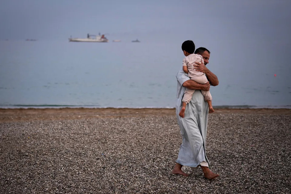 Khor Fakkan: Plažna idila dok se u Hormuzu nižu redovi naftnih tankera