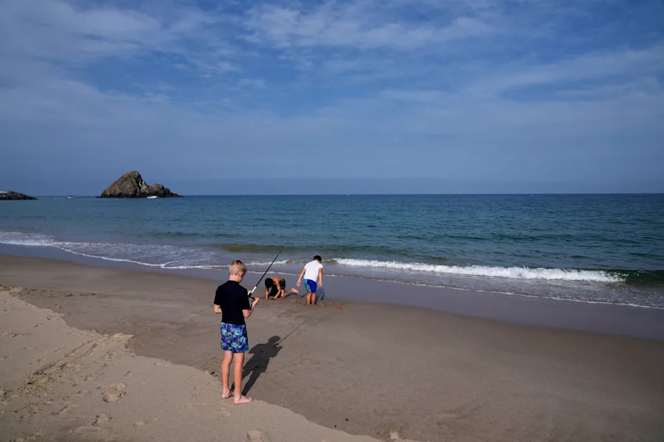Khor Fakkan: Plažna idila dok se u Hormuzu nižu redovi naftnih tankera