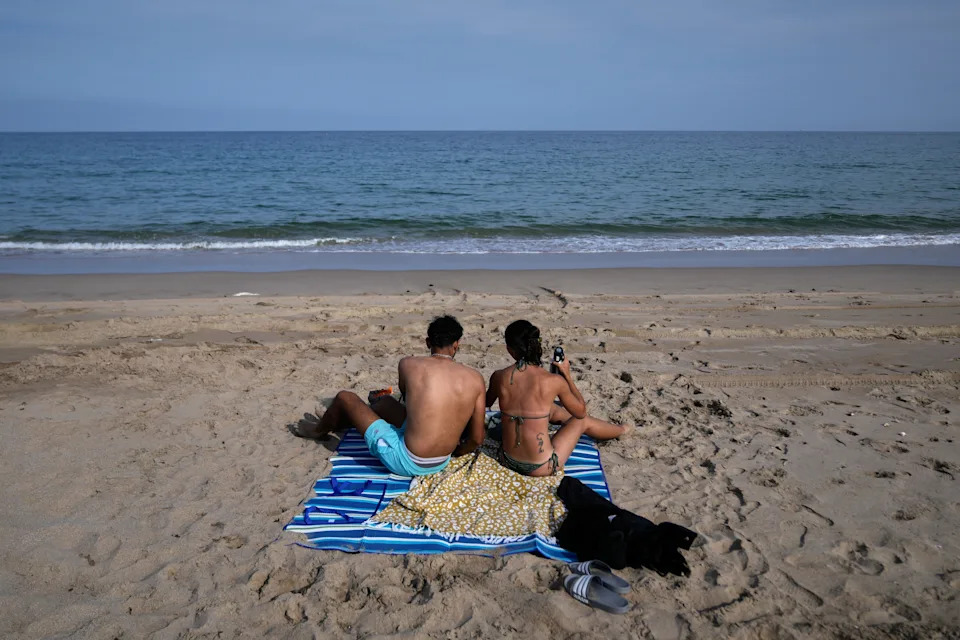 Khor Fakkan: Plažna idila dok se u Hormuzu nižu redovi naftnih tankera