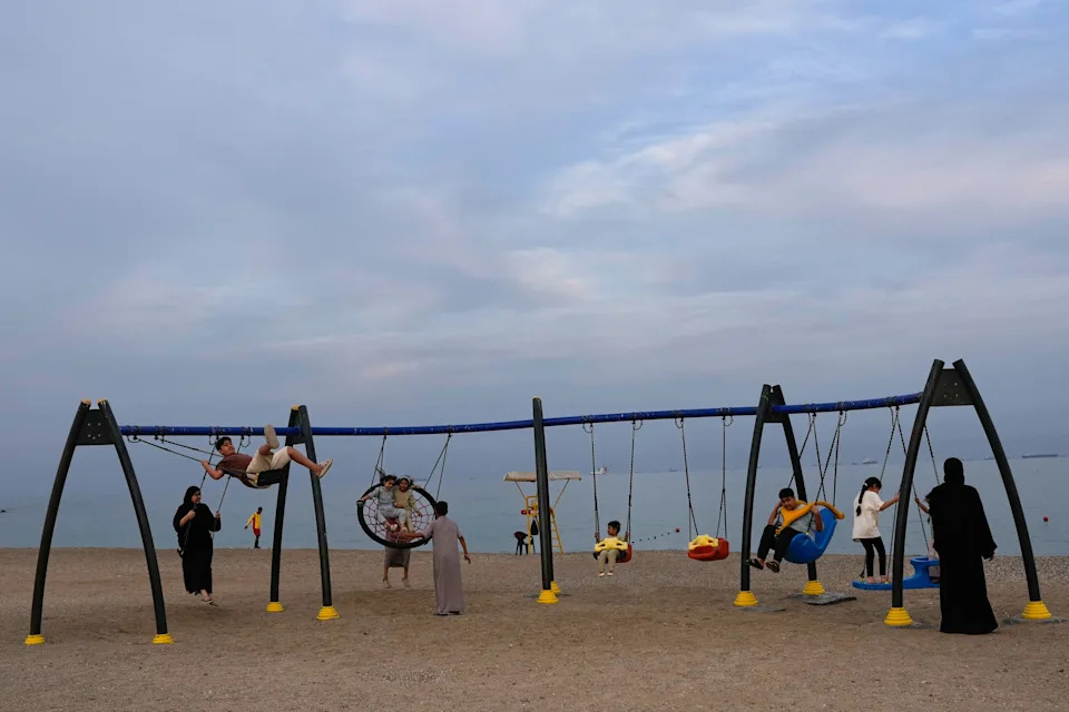 Khor Fakkan: Plažna idila dok se u Hormuzu nižu redovi naftnih tankera