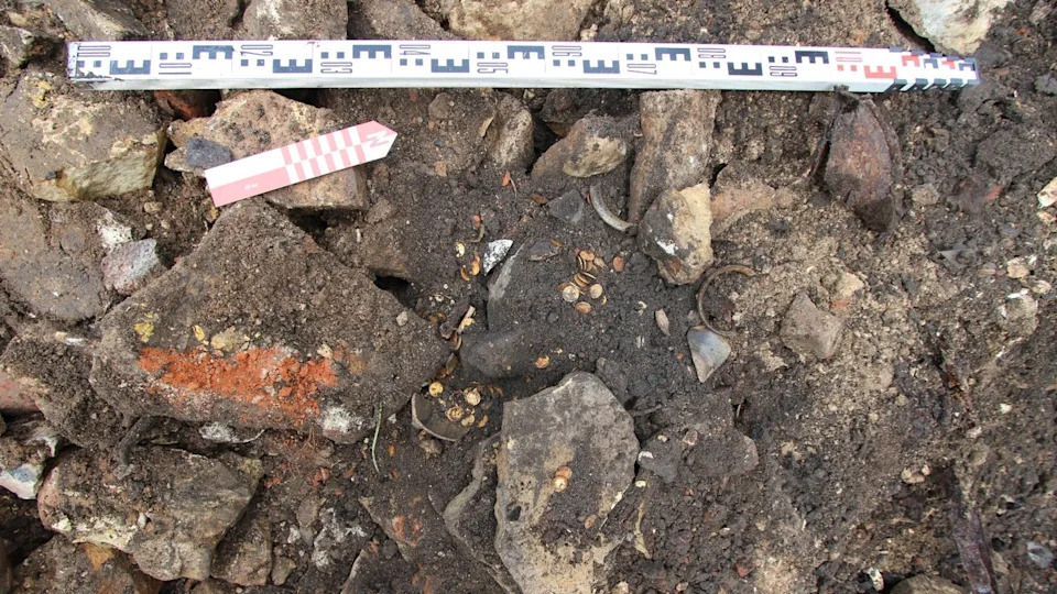 Otkrivena zaliha 409 zlatnih rublji iz doba Romanovih u Toržoku — vrednost može prelaziti 500.000 USD