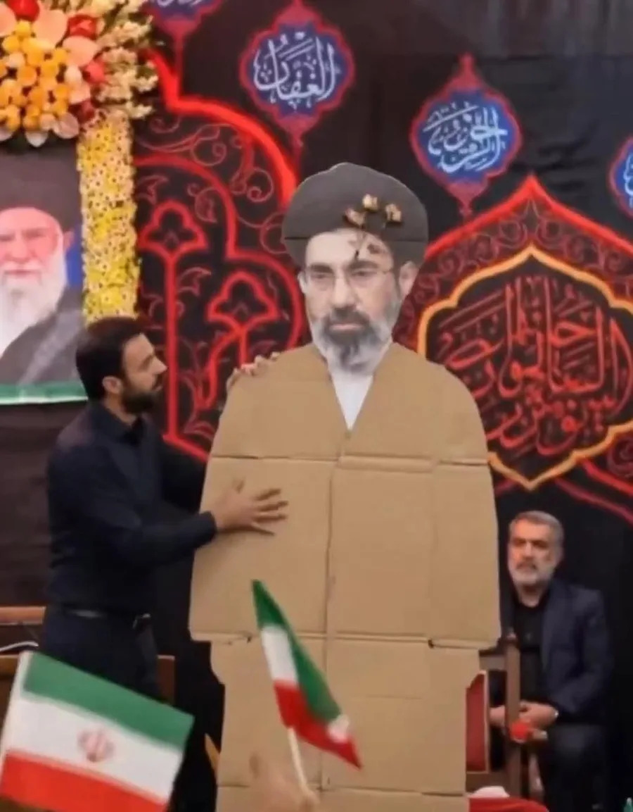 Provera činjenica: Video o „kartonskom“ ajatolahu Mojtaba Hosseini Khameneiju je lažan — original prikazuje uokvirenu fotografiju