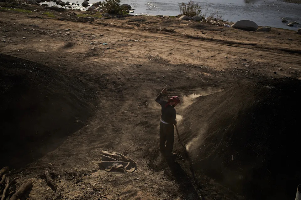 U Senkama Rata: Radnici Uglja Nastavljaju Svakodnevicu u Kurdskom Selu Sarkand