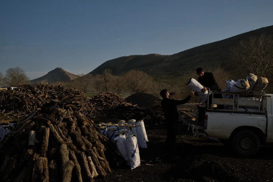 U Senkama Rata: Radnici Uglja Nastavljaju Svakodnevicu u Kurdskom Selu Sarkand