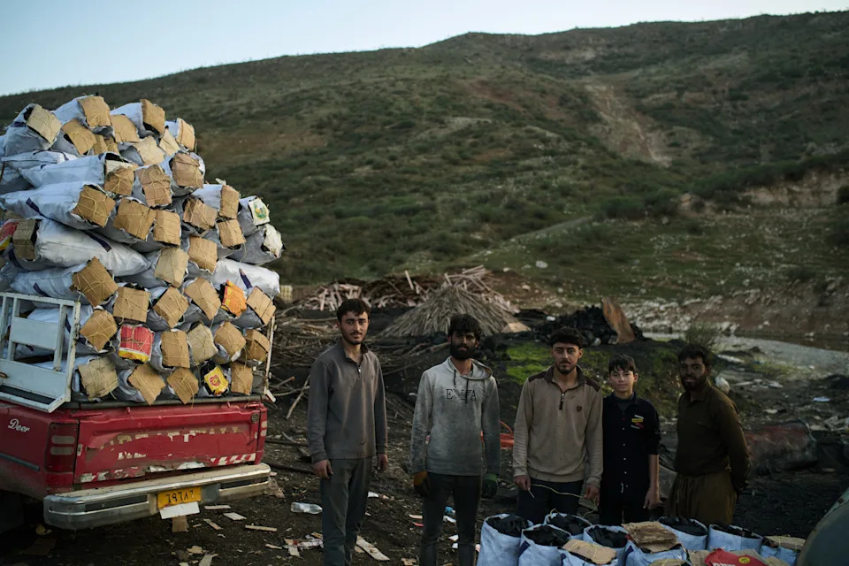 U Senkama Rata: Radnici Uglja Nastavljaju Svakodnevicu u Kurdskom Selu Sarkand