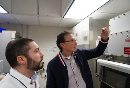 Naučnici USF-a Razvili Fotoreaktivan Materijal Koji Usporava 'Red Tide' — Ali Poljska Primena Još Čeka