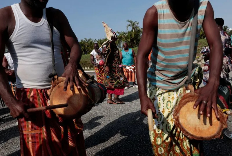 Obala Slonovače Dočekala 'Govoreći Bubanj' — Prvi Artefakt Vraćen Iz Francuske