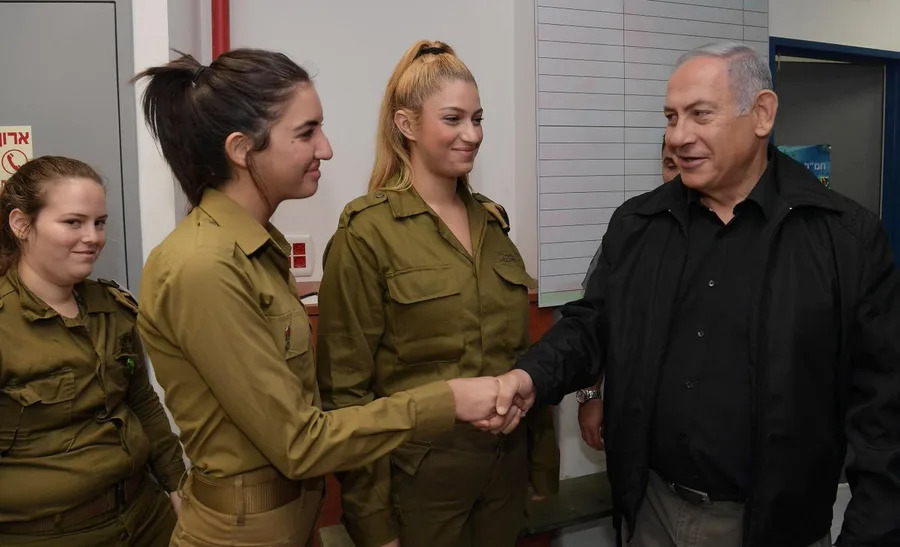 Provera činjenica: Fotografija Netanjahua sa vojnicima IDF nije iz marta 2026. — potiče iz oktobra 2018.