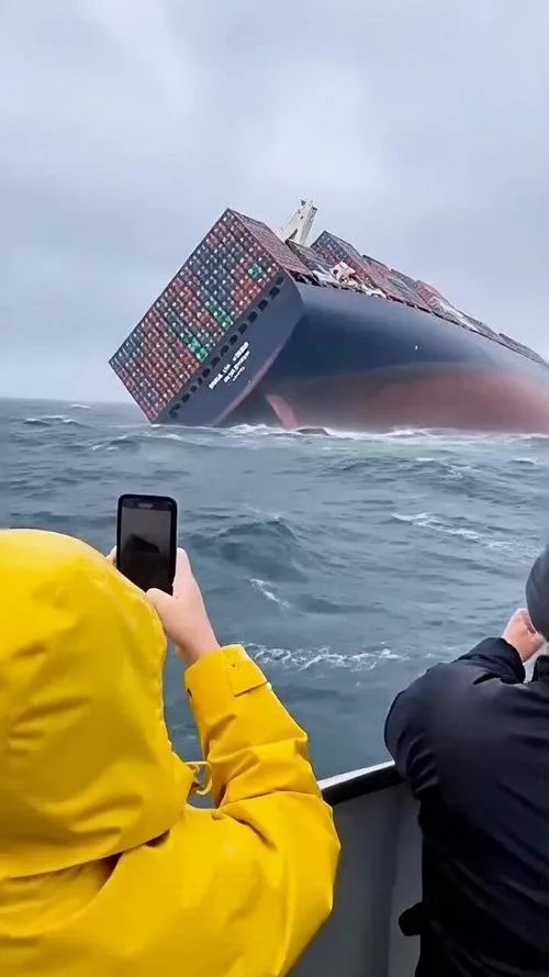 Lažan video: Kontejnerski brod se ne prevrće — snimak je AI-generisan