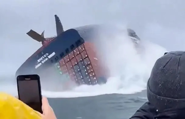 Lažan video: Kontejnerski brod se ne prevrće — snimak je AI-generisan