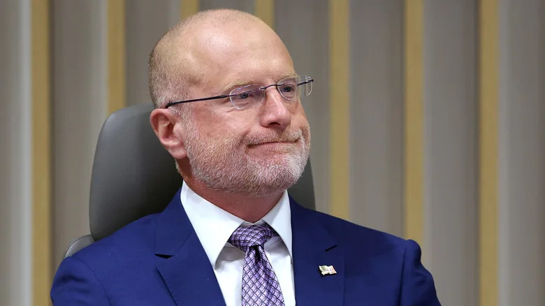 FCC Predsednik Javnim Napadom Brani SpaceX i Optužuje Amazon U Sporu O Konstelaciju Od Milion Satelita