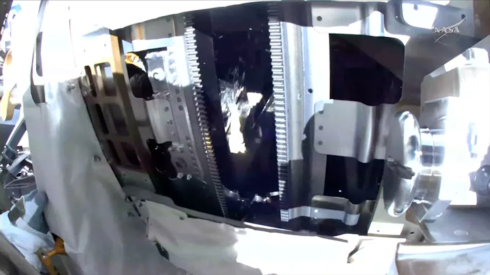 NASA Astronauti Pripremili ISS Za Novi iROSA Solarni Panel — Prva Američka EVA Posle 10 Meseci