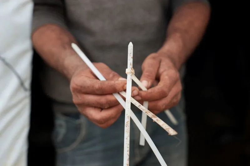 Palestinac tvrdi da su ga izraelski naseljenici izveli go i vezali mu genitalije pred porodicom