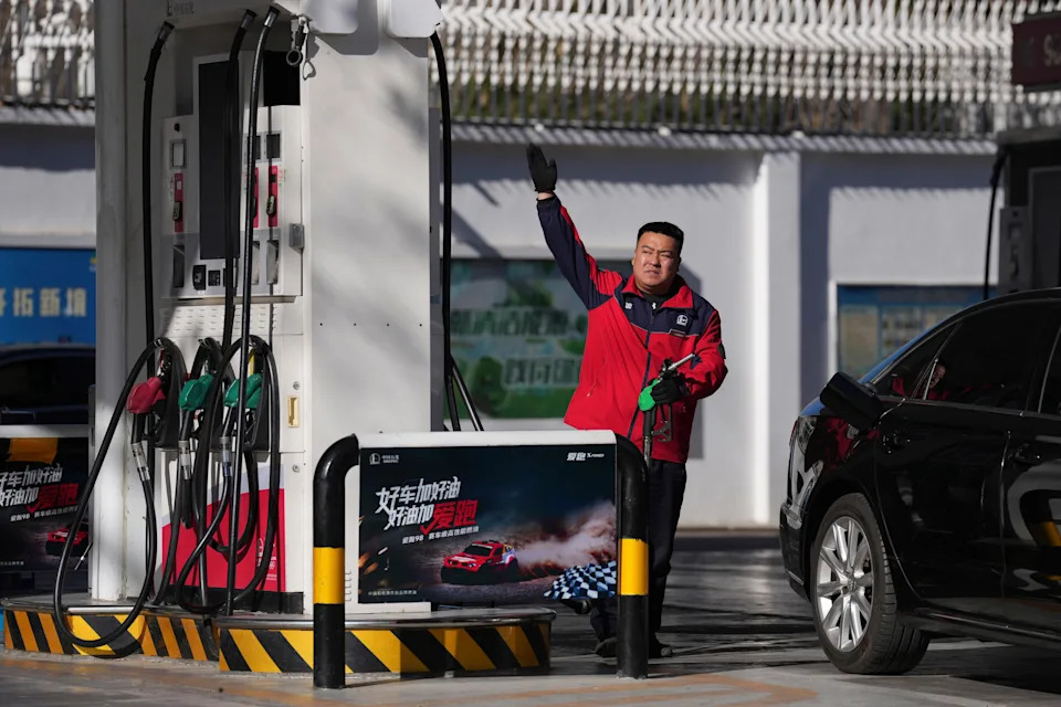 Cene goriva skaču — mali užici blede, velike brige rastu širom sveta