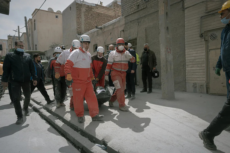 Izrael Pokrenuo Novi Talas Napada Na Iran — Pogođena Stambena Zgrada U Tabrizu; Prve AP Fotografije Izvan Teherana