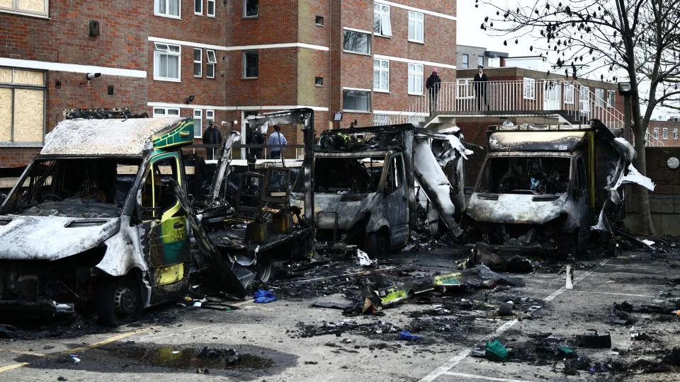 Uhapšena Dvojica Nakon Paljevine Ambulanti Ispred Sinagoge u Golders Greenu