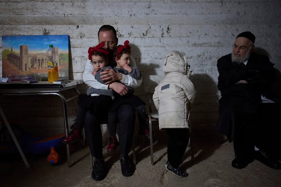 Najnovije: Diplomatija Zatajila — Iran Kontroliše Sund Hormuz Dok Raketni Napadi Nastavljaju