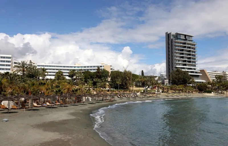 Rat u Iranu Hladi Letnju Sezonu: Kipar i Grčka Beleže Nagli Pad Rezervacija