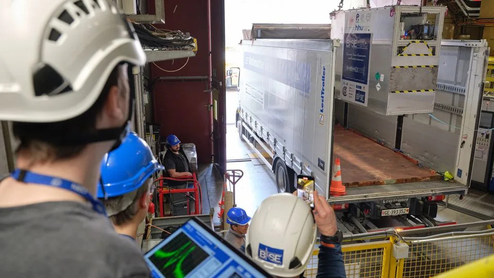 Antimaterija Po Prvi Put Prevezena Drumom — 92 Antiprotona Napustila CERN