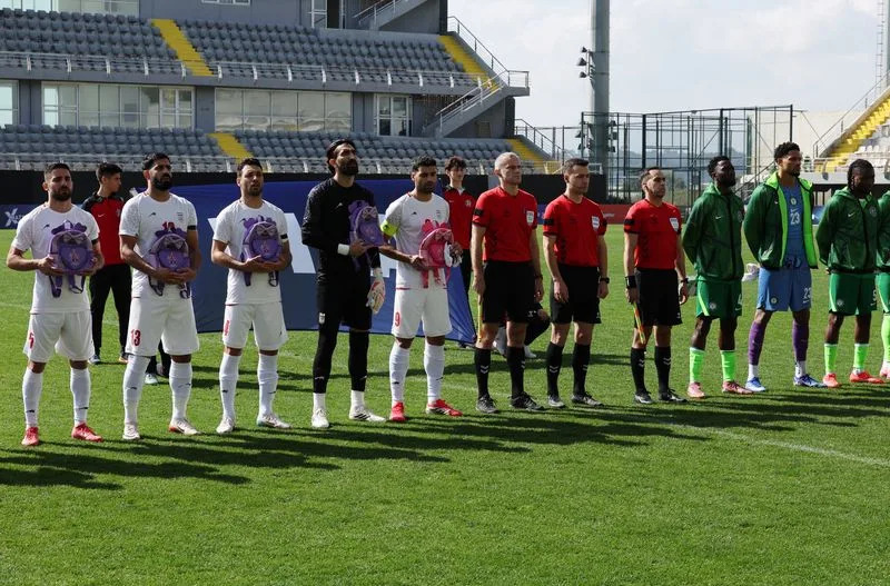 Iranski fudbaleri u Beleku nose školske torbe i crne trake kao protest zbog ubijenih devojčica