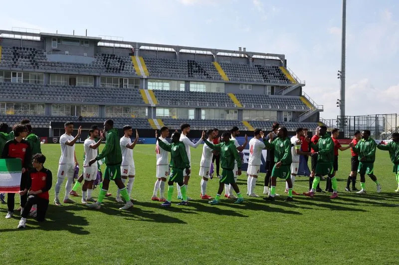 Iranski fudbaleri u Beleku nose školske torbe i crne trake kao protest zbog ubijenih devojčica