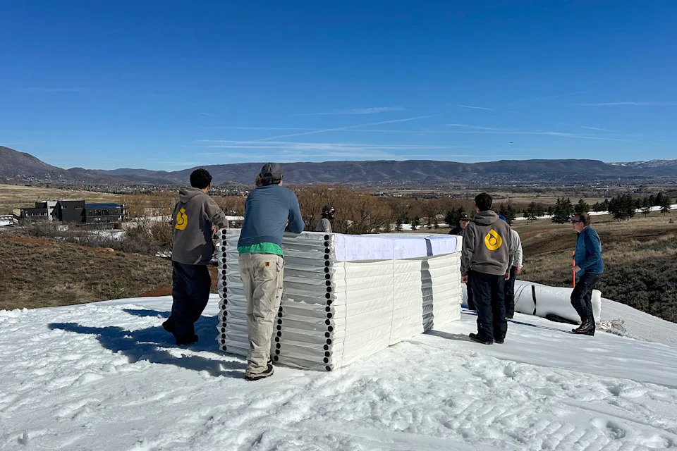 Čuvanje snega za narednu sezonu: Kako 'snow farming' pomaže skijalištima pred sve toplijim zimama